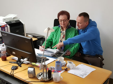 Frau Münch und Herr Kardas bei der Auftragsbesprechung