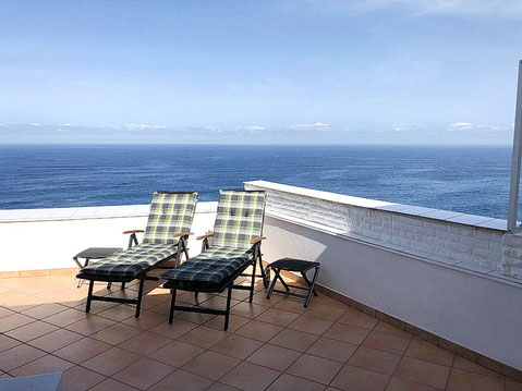 Große Terrasse mit Meerblick