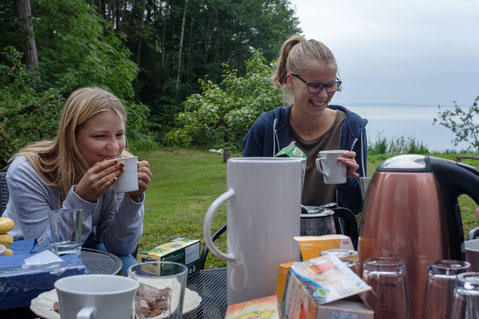 (v.l.) Johanna Cramer und Friederike Brückner bei der gemeinsamen Kaffeepause „Fika“.