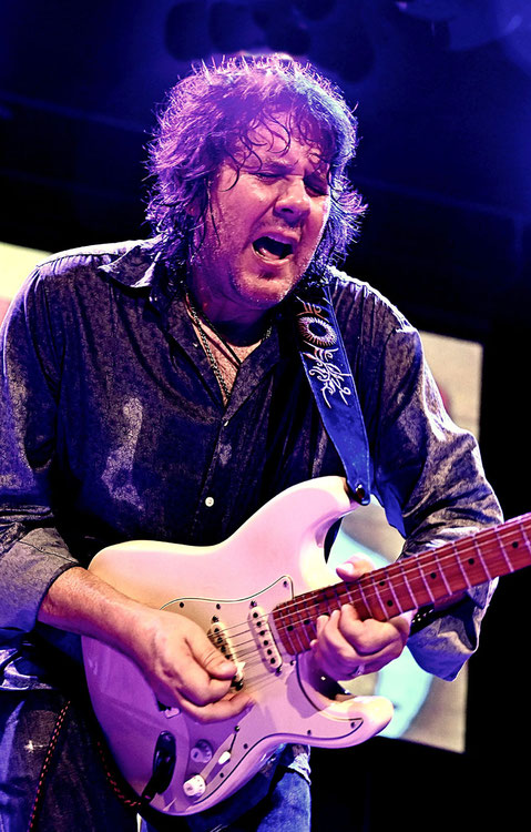 Sean Chambers aus Florida steht mit seiner erdigen Spielweise für die rockige Seite des Blues. Er tourt in Triobesetzung und reist mit der Rhythmus-Section der legendären und inzwischen aufgelösten Band Savoy Brown an. Foto: Promo