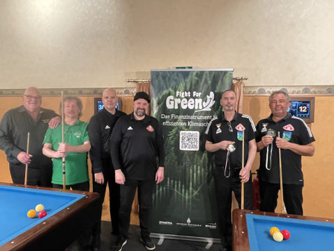 Siegerehrung im Teampokal: 1. Platz für die Cushion-Kings (Mitte), 3. Platz für die Hamburger Jungs