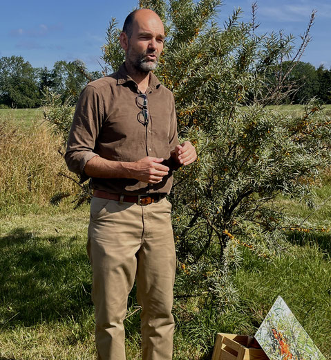 Mads Meisner vor einem seiner Sanddorn-Büsche.
