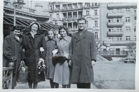 Ludmila Červinková v Karlových Varech roku 1959 nebo 1960 se svými fanoušky. Zleva Věra Genkeová, Ludmila Červinková, Kateřina Říhová, Dagmar Nová a osmnáctiletý Rudolf Rouček