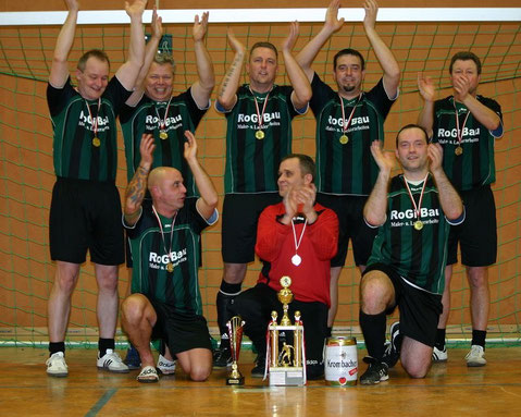 Als Titelverteidiger geladen. Als Freizeitmannschaft aus Wiesenau freundschaftlich begrüßt und mit Wanderpokal wieder nach Hause! Sieg beim X. Old Man Cup in Müllrose. Klicke aufs Bild für mehr ...