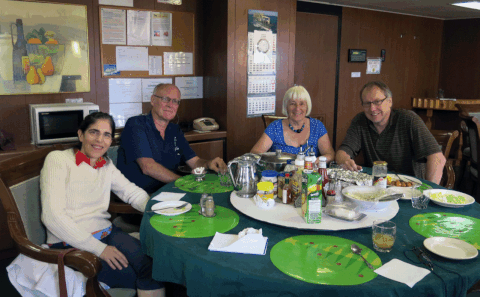 Mit meinen Mit-Passagieren am Esstisch: Patty (USA), Andrew (Aus/GB), Diane (Aus/GB), Gefi (CH)