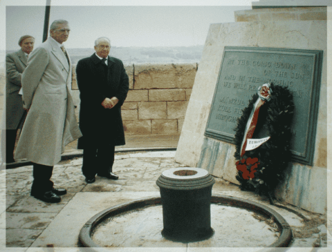 S. E. il Duca Spina in un momento di solenne raccoglimento, dopo aver depositato la corona di alloro sul monumento dei caduti in mare a Malta. Lo accompagna S.E. il Conte Musizza di Fontegreca.