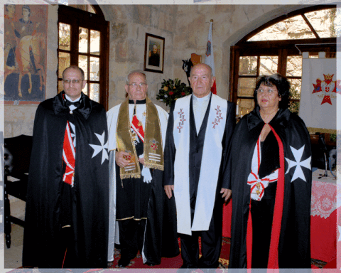 S.E. il Duca Spina in occasione del Sinodo Equestre dei Cavalieri a Malta, assieme a Padre Valente, Cappellano dell'Ordine, e la Dott.ssa Cav. Pitta Bruna con un confratello.