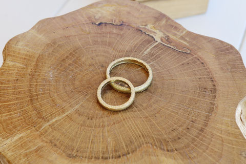 熱海で手作り結婚指輪を作る様子指輪の両側面にスターダストをつけました。