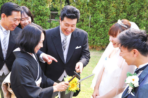 ゲストの皆様に一打ずつ金槌で結婚指輪に打っていただきます。ゲスト参加型のリングセレモニーです。