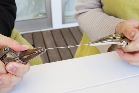 熱海で作る結びの指輪を作る様子