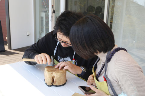 熱海で手作り結婚指輪を作る様子・愛鎚を使って指輪に模様をつける。