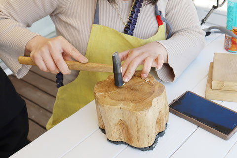 熱海で手作り結婚指輪を作る様子・愛鎚を使って指輪に模様をつける。