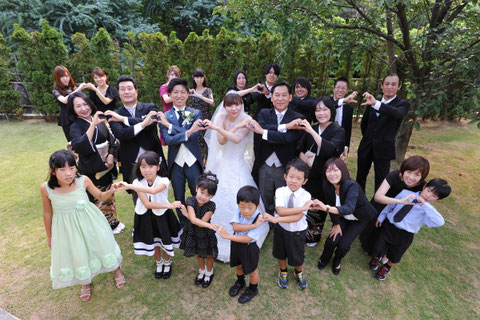 人前式のガーデンウエディングでの集合写真です。