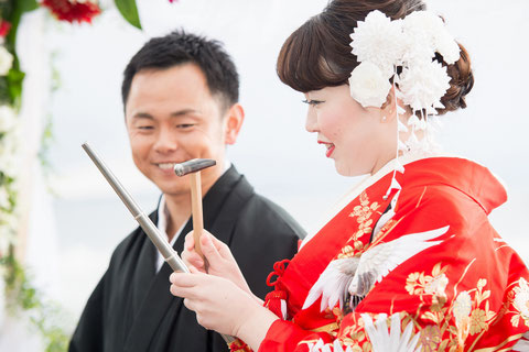 ゲストの皆様に一打ずつ金槌で結婚指輪に打っていただきます。ゲスト参加型のリングセレモニーです。