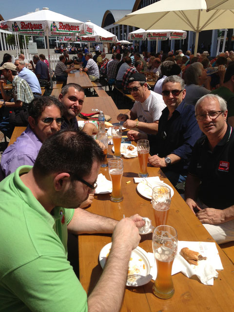 Fiera Friedrichshafen 2014--Momento di ristoro per: dx alto: Luigi IK8HGC--Gaetano IK8IOZ--DIno Tersigni ( HamRadioShop )--Gianluca IZ8SUI--Carlo IZ8FBU--Franco IZ8GCE !