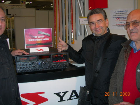 Pescara 2009 con IZ8AJU Peppe, Yaesu FT-9000, io e IK8DYM Emilio.