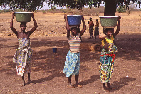 souvent une grande distance est nécessaire pour atteindre un point d'eau, le seul moyen d'y accéder étant la marche