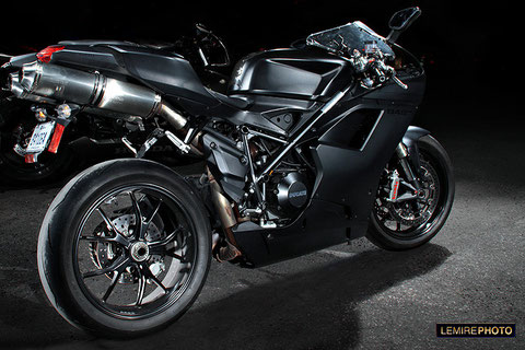Voici un exemple de photo de moto sport prise à l'aide de flashs.