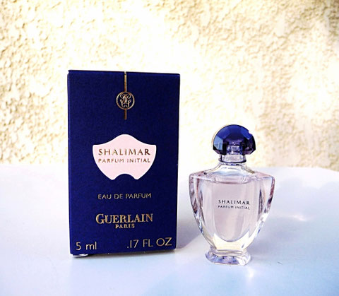2011 - SHALIMAR PARFUM INITIAL : EAU DE PARFUM 5 ML - LA MINIATURE EST PLUS ALLONGEE, BOÎTE STANDARD