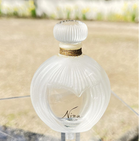 NINA 1ère VERSION, PARFUM - FLACON LALIQUE ENVIRON 20 ML AVEC BOUCHON EN VERRE 