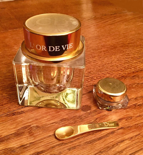 CREME L'OR DE VIE : GROS POT DE CREME VISAGE RECHARGEABLE. PRESENTE ICI AVEC SA SPATULE ET LA REPLIQUE MINIATURE