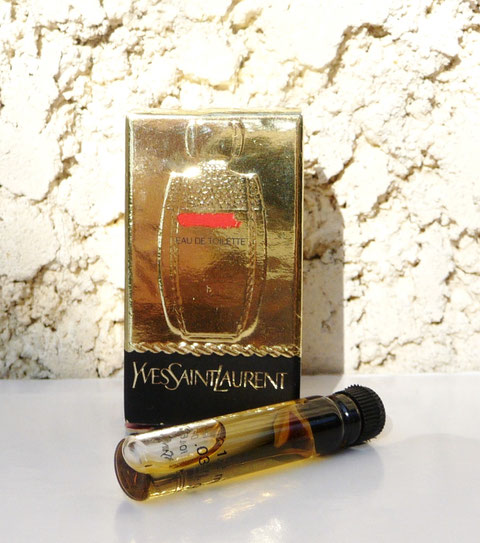 2) ECHANTILLON-TUBE EAU DE TOILETTE : PRESENTATION DANS UNE BOÎTE DOREE RAYEE DE ROUGE