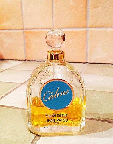JEAN PATOU : CÂLINE, EAU DE TOILETTE - FLACON AVEC ETIQUETTE RONDE BLEUE, BOUCHON BOULE EN VERRE