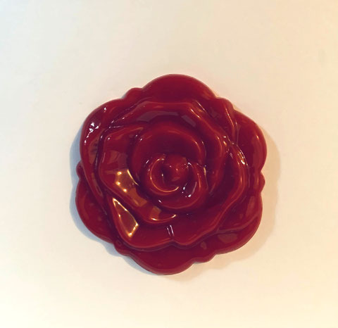 FLEUR CAMELIA ROUGE EN PLASTIQUE - PAS DE MARQUE