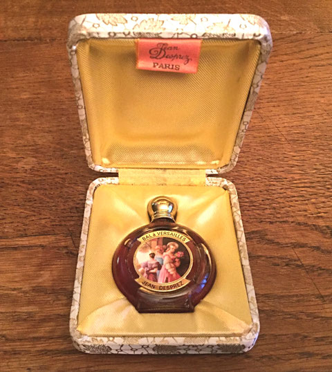 BAL A VERSAILLES - GROS PLAN SUR LE FLACON DE PARFUM 15 ML