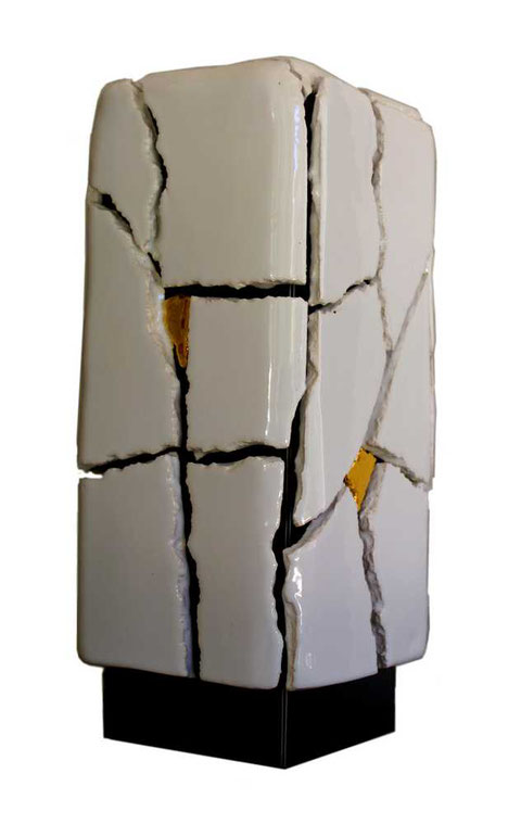 Terre cuite émaillée et or sur plaques d'acier - Hauteur : 30cm - Largeur : 11cm - Profondeur : 11cm - Disponible à la vente