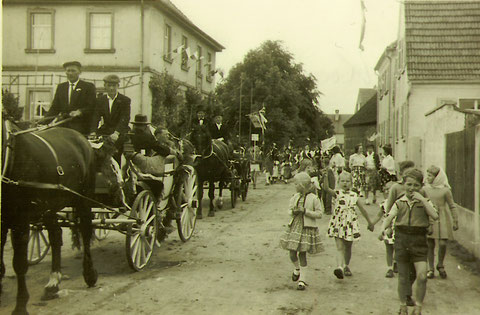 Bezirkstrachtenfest 1953 in Röthlein - links das Pfarrheim - Landrat-Wolf-Straße - Danke für den Hinweis an Herrn Maximilian Nunn