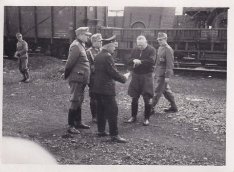 Verladen in Schweinfurt Hauptbahnhof; 25.04.1941; Hauptmann Ritter von Schönborn, Oberleutnant Hotz und Hauptmann Kluge