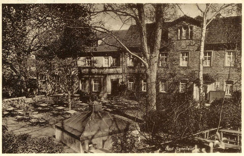 Bad Sennfeld. 1927 wurde der vom Architekten Johann Fischer geplante Umbau vollzogen. Das erste Badehaus links vom Hauptgebäude wurde aufgestockt, eine Altane als Wartezimmer angebaut und die Sturzbadhalle abgerissen