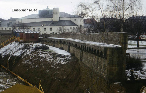 Die Stadtmauerinnenseite beim Bau des ehemaligen Parkhauses Hadergasse, das 2011 wieder abgerissen wurde Foto: Peter Hösel - im Hintergrund die heutige Kunsthalle