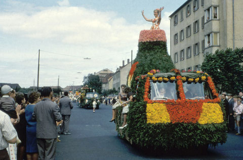 26. August 1962 - Festzug anlässlich des Blumenfestes in der Landwehrstraße