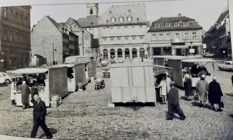 Marktplatz 1962 mit rollenden Marktständen