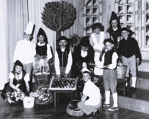 Darsteller in original Gochsheimer Tracht