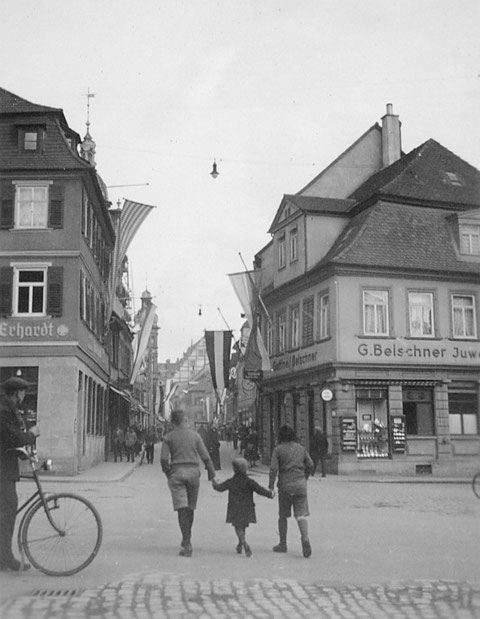 1933 - Blick vom Albrecht-Dürer-Platz in die Spitalstraße, die damals in die Adolf-Hitler-Straße umbenannt wurde