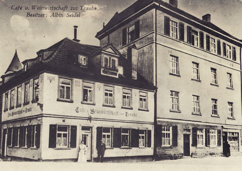 Das Foto ist nach 1912 aufgenommen, da die Hl.-Geist-Kirche bereits den hohen Kirchturm besitzt (ab 1911) und Albin Seidel die Gaststätte erst 1913 übernahm