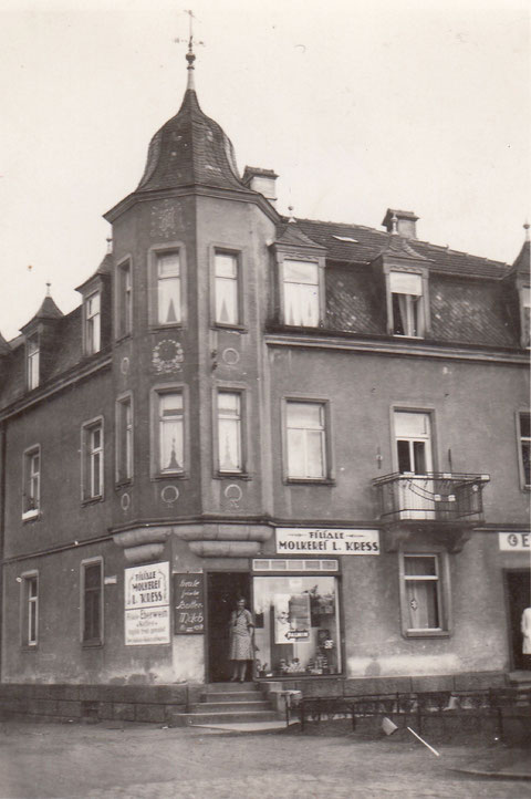 Kress - Zweigstelle Oberndorf Ernst-Sachs-Straße (damals Hauptstraße) heute Galerie 7 - das Haus wurde im Krieg völlig zerstört - hier in den 1930ern