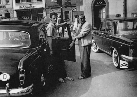 Taxistand am Marktplatz vor dem Rathaus - ca. 1962 - Links Arnold Harbig, rechts Herr Meusel - Danke an Frau Dr. Marion Ramming