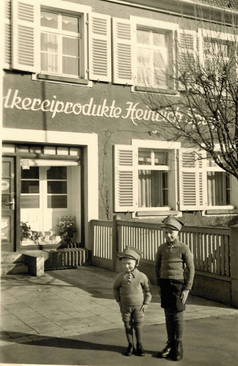 Kinder vor dem Geschäft Heinrich Spieß in den 1930ern