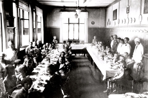 Bauerngasse 10, in der Gaststätte Blaue Glocke, Kinderspeisung um 1918