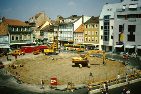 Der Busbahnhof wurde abgerissen und "modern" wieder aufgebaut - 1994 Foto: Rudolf Steiche