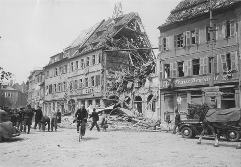 Marktostseite mit zerbombten Haus Nr. 8 ca. 1944