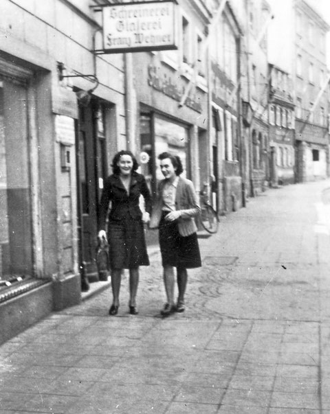 1943 - Damen des Ruderclubs in der Wolfsgasse vor dem Anwesen des Schreiners Franz Wehner Wolfsgasse 11