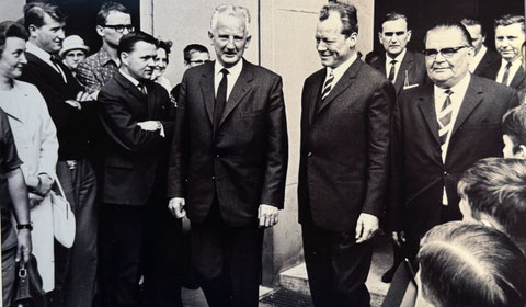 Willy Brandt, links von ihm Georg Wichtermann, rechts hinten Herbert Müller