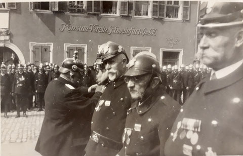 Feuerwehr auf dem Albrecht-Dürer-Platz vor dem Gasthaus zum Löwen und dem Konsum-Verein, Aufnahmejahr unbekannt - Danke Herrn Bertram Schulz