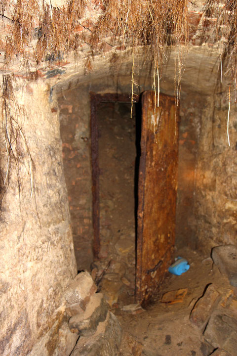 Das untere Kellergewölbe führte hier in einen weiteren, heute verschütteten Keller.....