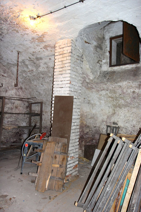 Keller 2 - das "Fenster" oben führt zum Oberen Wall